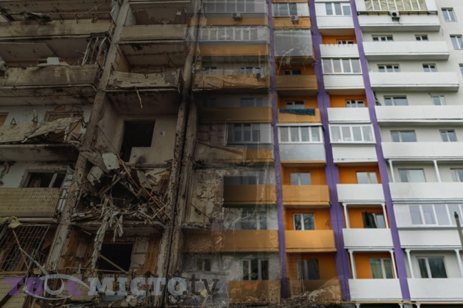 «Мене врятувала ікона». Репортаж з будинку у Києві, який постраждав 25 лютого